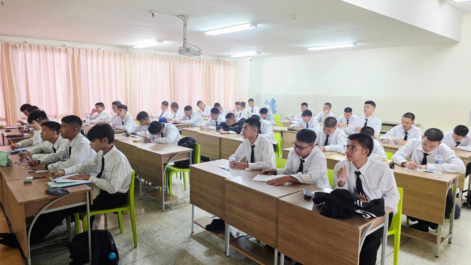 ต้อนรับเปิดเทอมใหม่ โรงเรียนแสงทองวิทยา